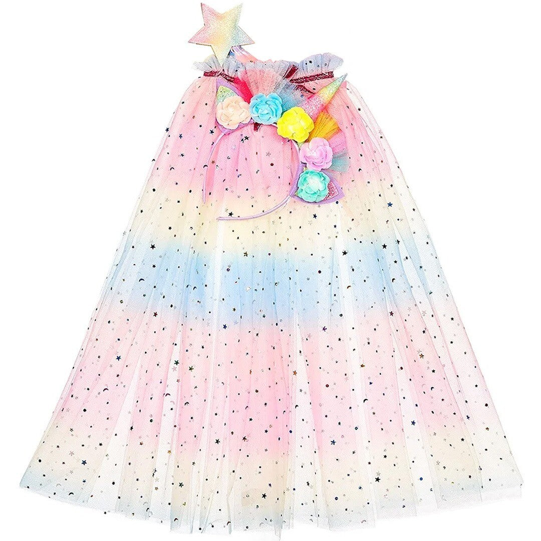 Souza for kids eenhoorn verkleedcape met regenboogkleuren en sterren, inclusief diadeem en toverstaf, van voren op een paspop.