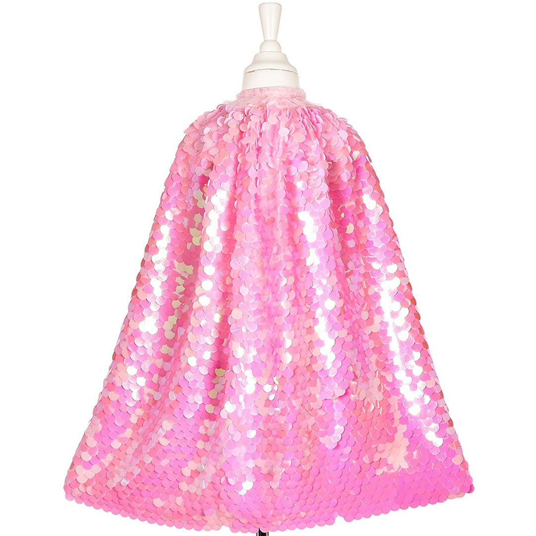 Souza for Kids roze verkleedcape met schubbenpatroon, van achteren gezien op een paspop.