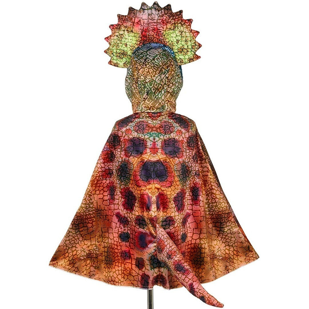 Achterkant van de veelkleurige verkleedcape met schubbenpatroon en triceratops staart.
