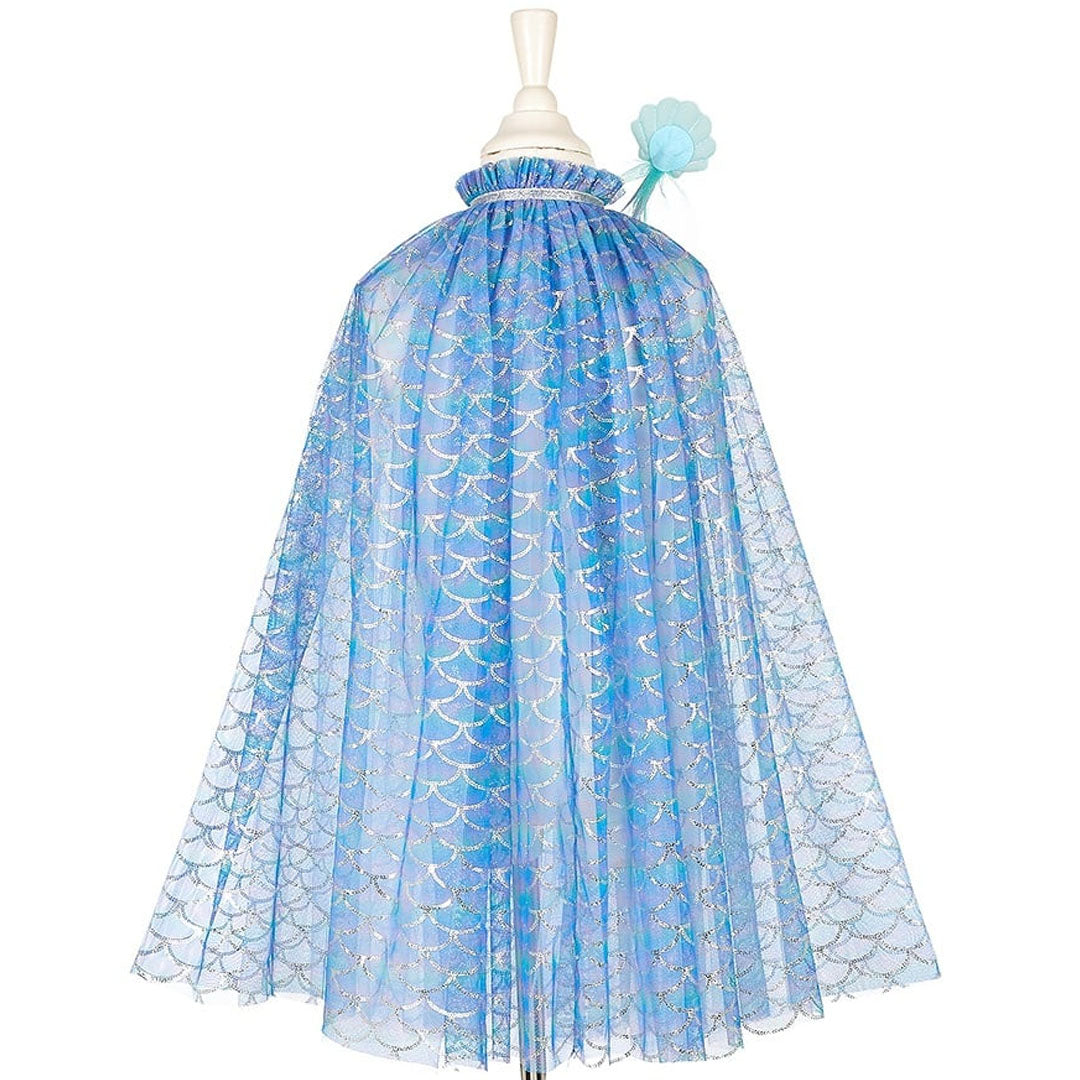 Achterkant van de Souza for Kids zeemeermin verkleedcape, blauw met schubbenpatroon.
