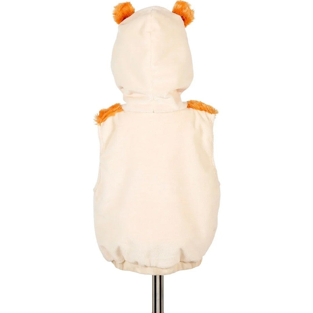 De achterkant van het beige leeuwen verkleedvest met capuchon en oren, op een paspop.