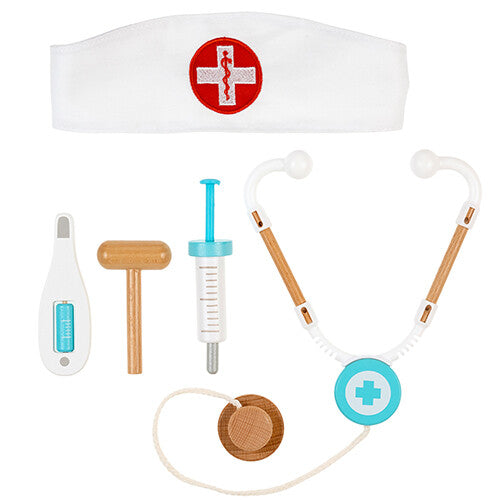 De losse onderdelen van de souza for kids verkleedset dokter: een muts, thermometer, reflexhamer, spuit en stethoscoop.