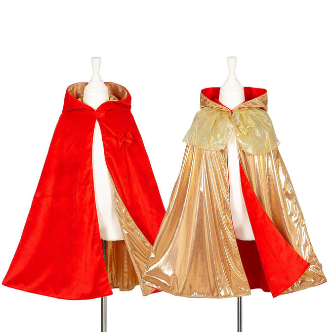 Twee Souza for kids omkeerbare verkleedcapes voor kinderen, een rode en een goudkleurige, op paspoppen.