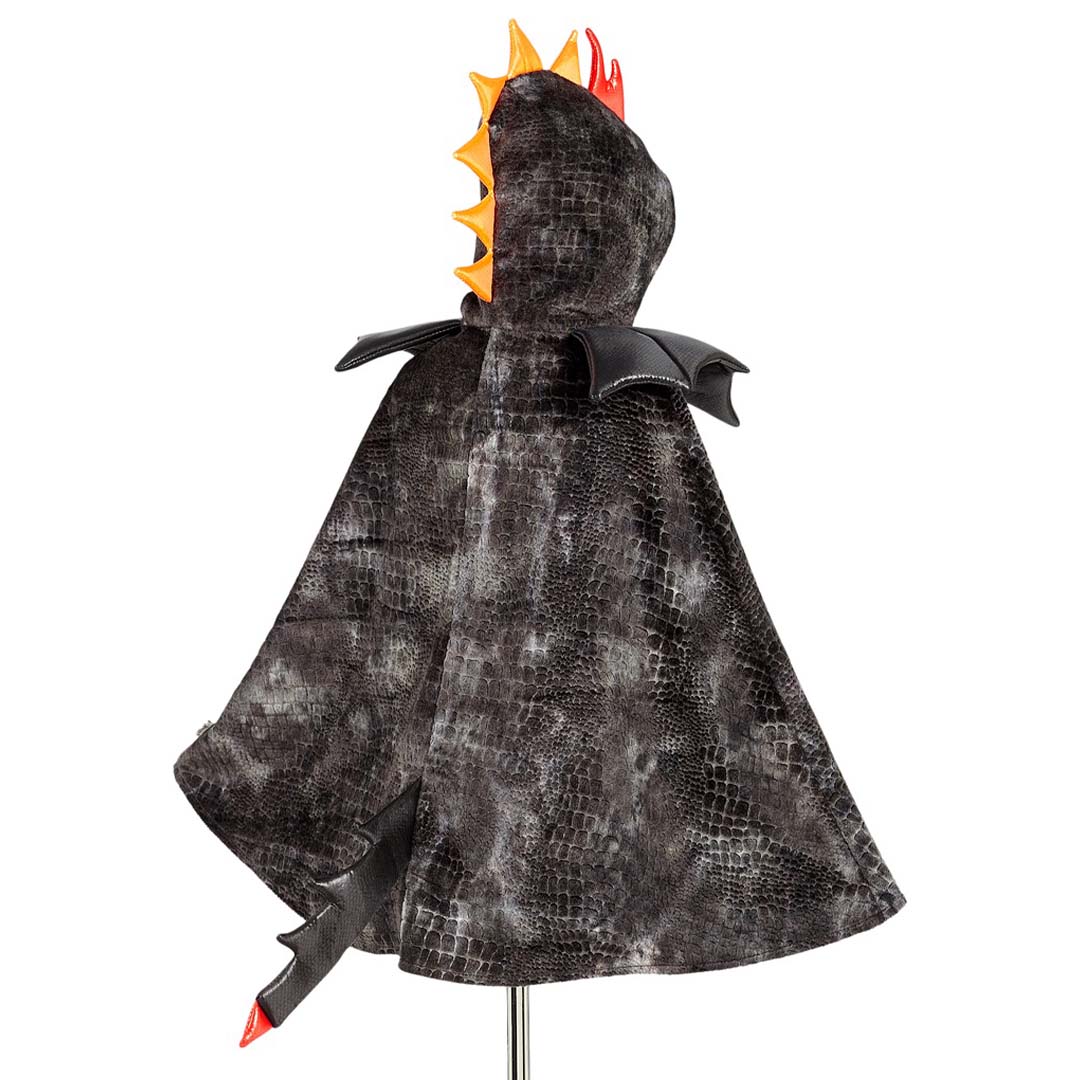 De achterkant van de zwarte draken verkleedcape op een paspop, met stekels op de capuchon en een staartje.