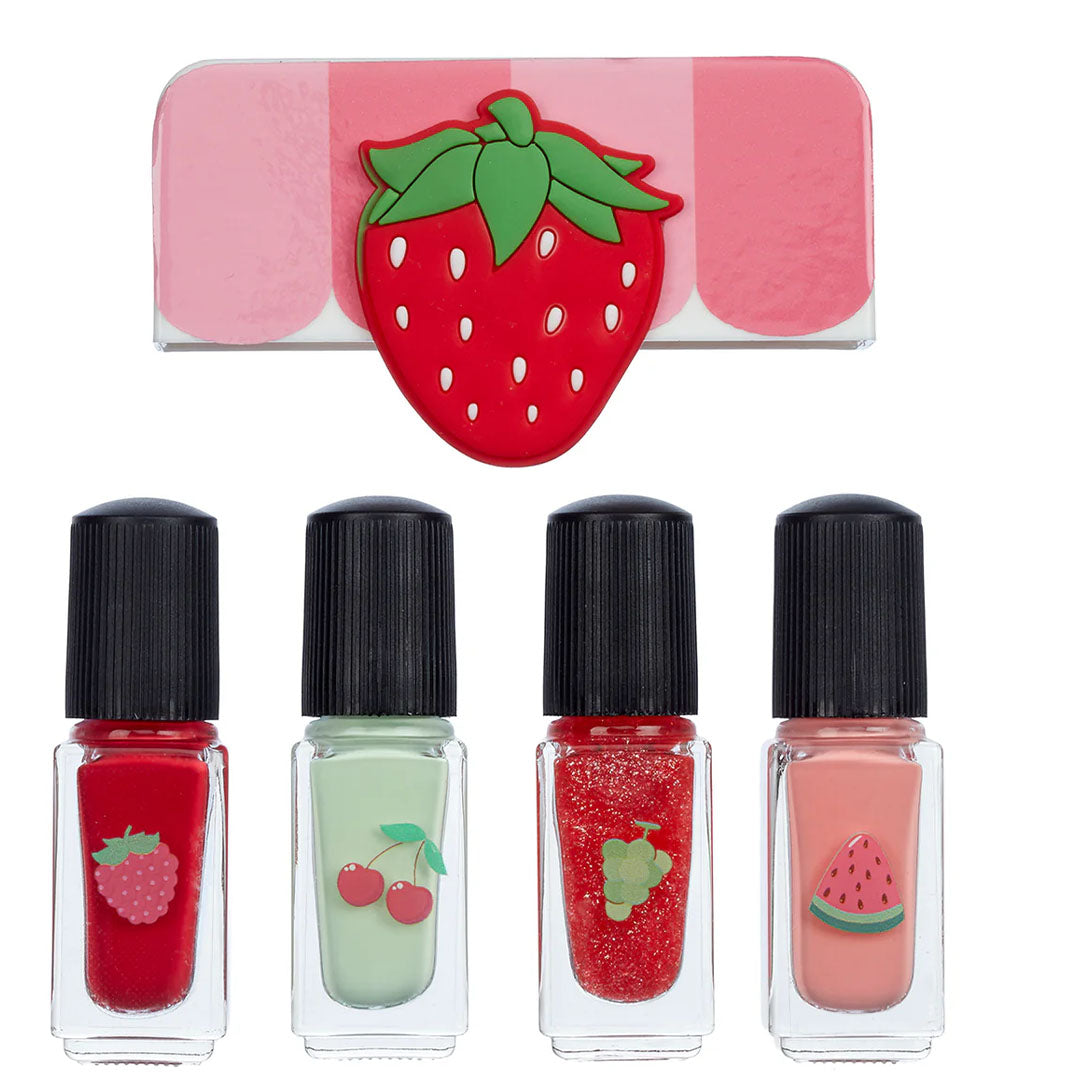 Vier flesjes Souza for kids nagellak op waterbasis in verschillende kleuren met fruitafbeeldingen en een losse aardbei-nagelvijl.