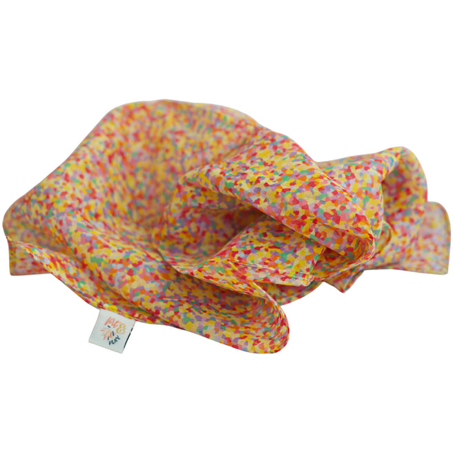 pit and play speeldoek met kleurrijk confetti patroon, losjes op een witte achtergrond.