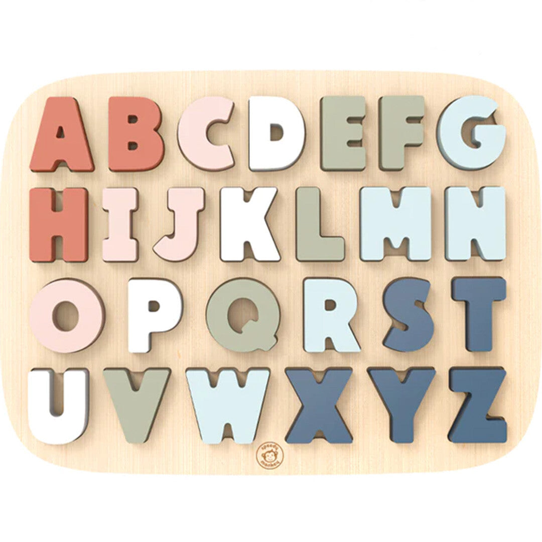Speedy Monkey houten alfabetpuzzel met veelkleurige letters op een lichte houten ondergrond.