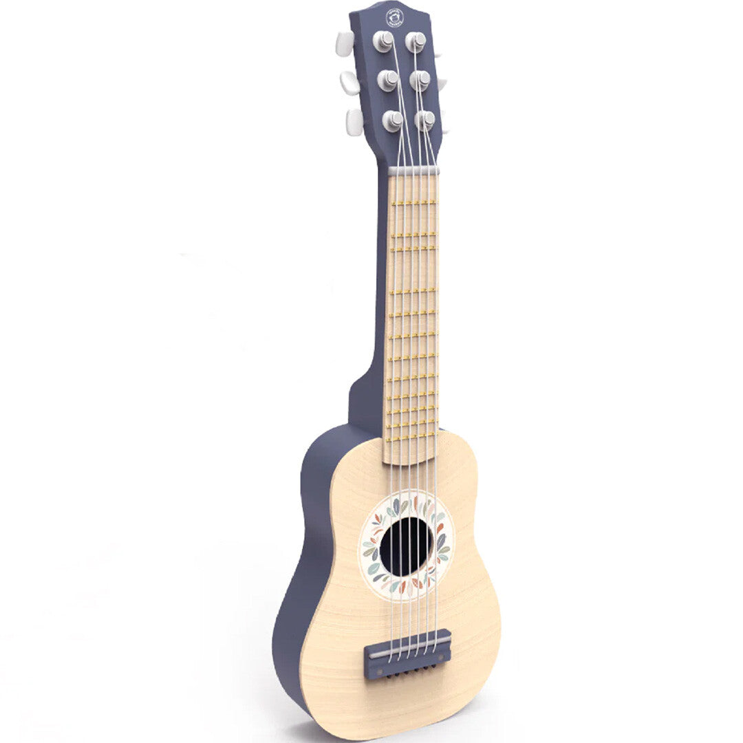 Speedy Monkey houten speelgoed gitaar met beige body, blauwe details en een bladeren patroon, schuin van voren gefotografeerd.