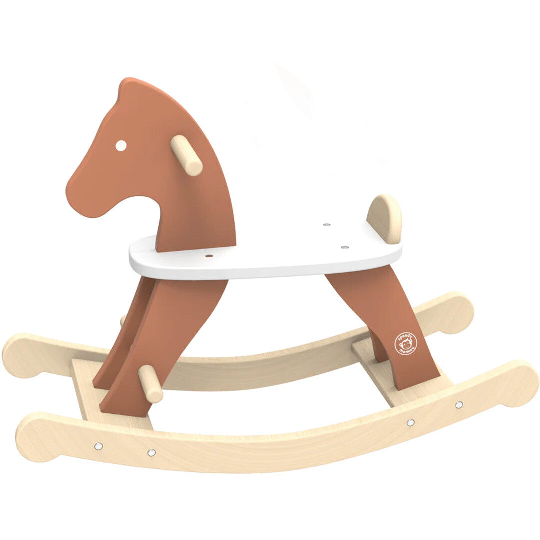 Een Speedy Monkey houten hobbelpaard in bruin en wit, schuin van voren op een witte achtergrond.