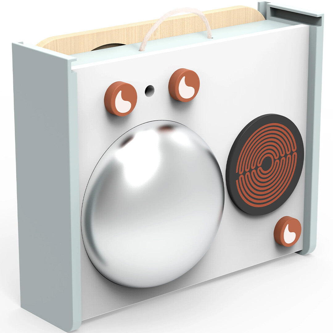 De Speedy Monkey houten kinderkeuken tafelmodel is opgevouwen tot een compacte doos met een kookplaat en ovenontwerp aan de zijkant.