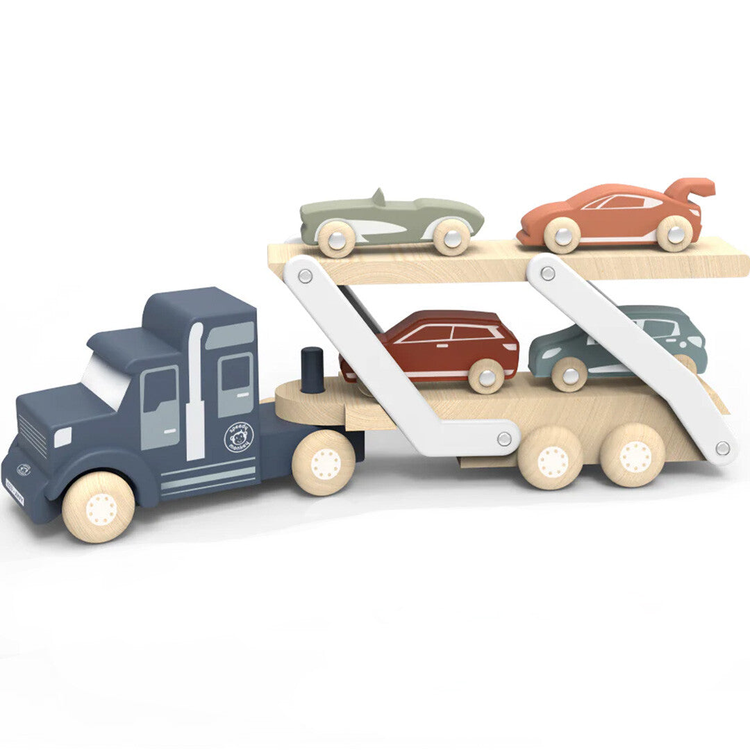 Speedy Monkey houten transportwagen met vier speelgoedauto's geladen op de twee niveaus.