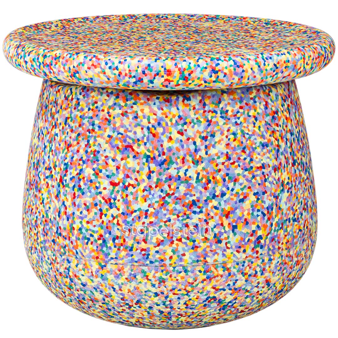 Een stapelstein dynamic small element in super confetti patroon, een veelkleurig sensorisch speelgoed.
