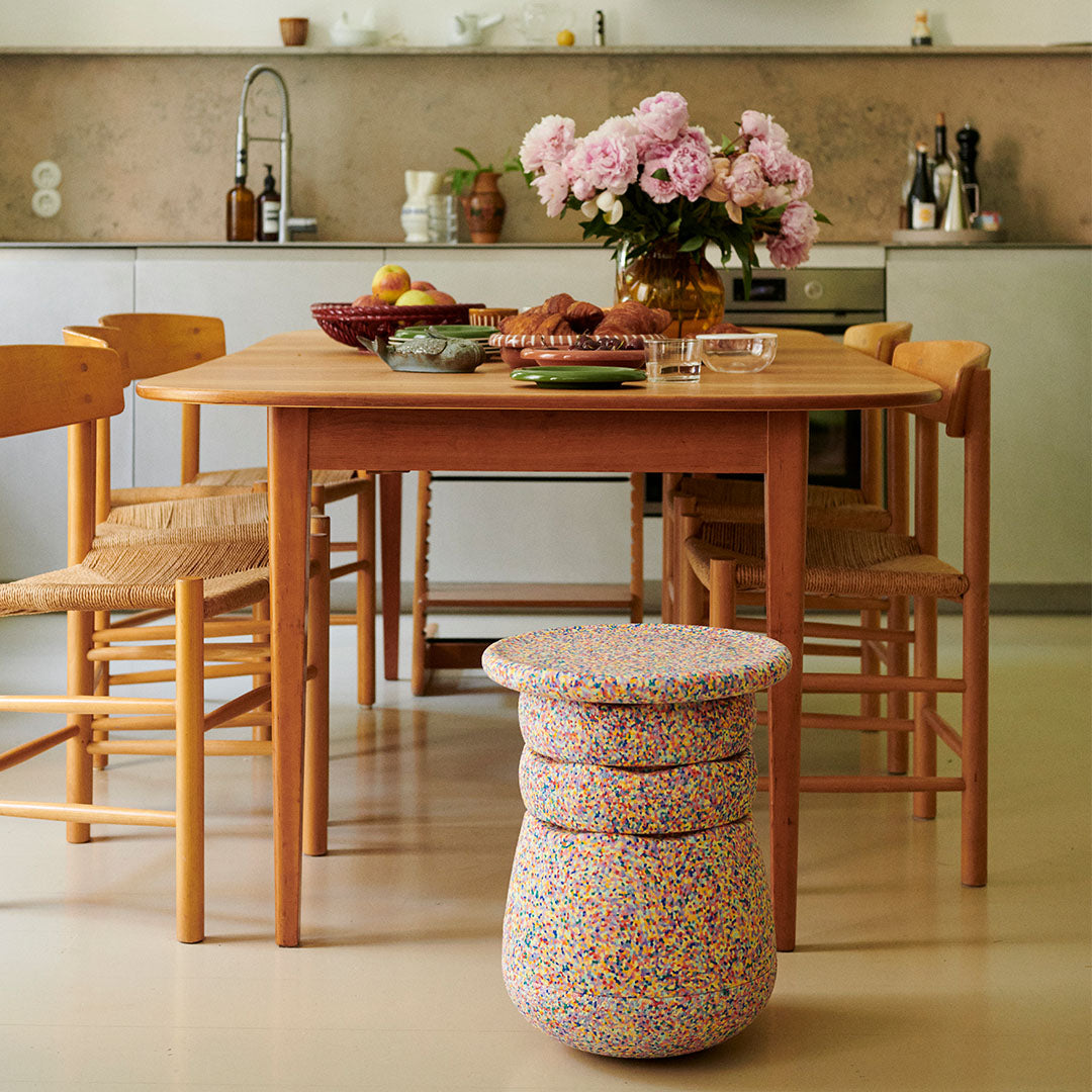Een stapelstein dynamic confetti element staat op een lichte vloer in een keuken of eetkamer.