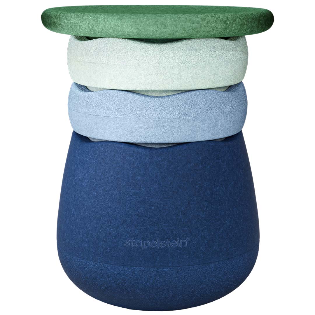Stapelstein stapelbekers in verschillende tinten groen en blauw, gestapeld op een witte achtergrond.