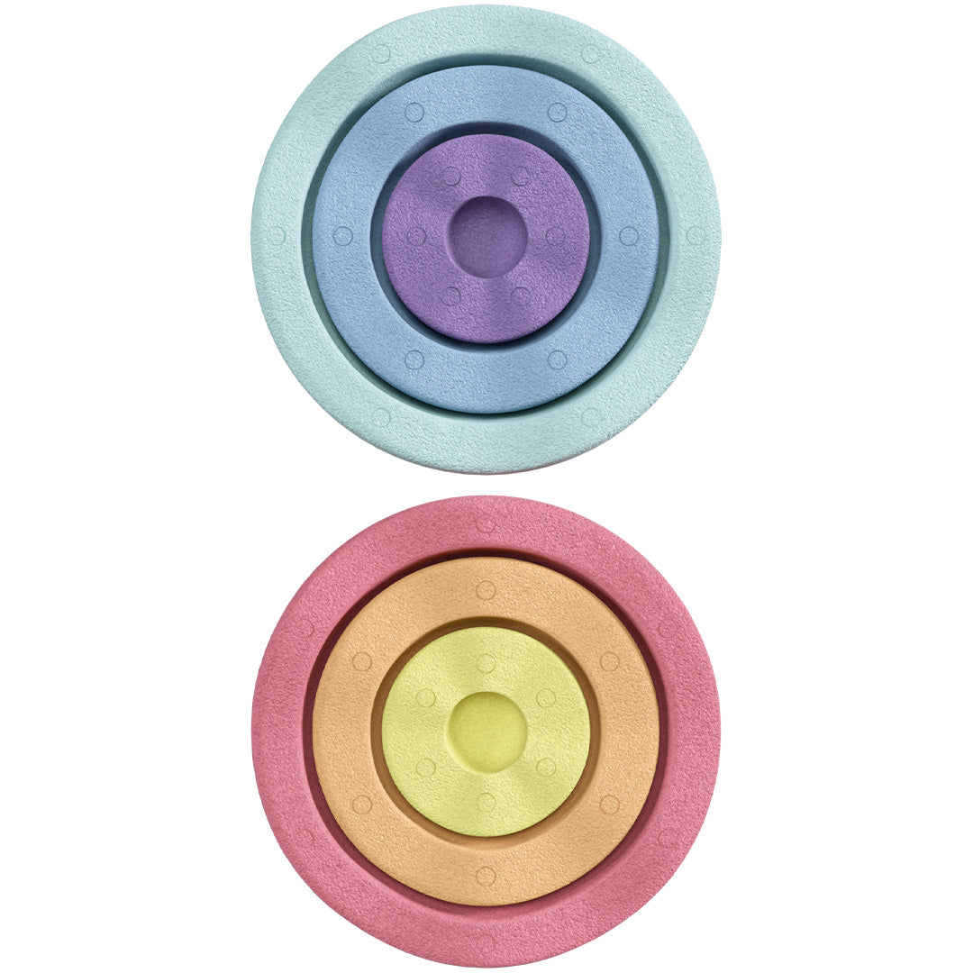 Twee sets stapelstein inside rainbow pastel stapelspeelgoed, elk bestaande uit drie in elkaar passende ringen in pastelkleuren, van bovenaf gezien.