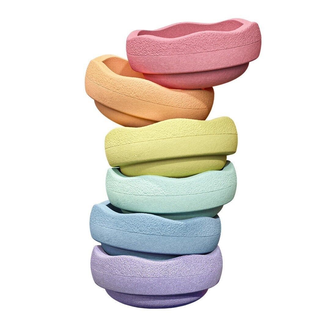 stapelstein MINI regenboog pastel stapelstenen, zes stuks op elkaar gestapeld.