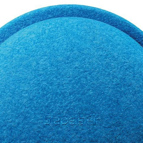 Detailfoto van het blauwe Stapelstein speelelement met textuur en het ingedrukte logo.