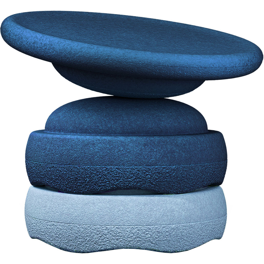 Drie stapelstein balance elementen in verschillende blauwtinten, waarvan één als balance board schuin op de stapel ligt.