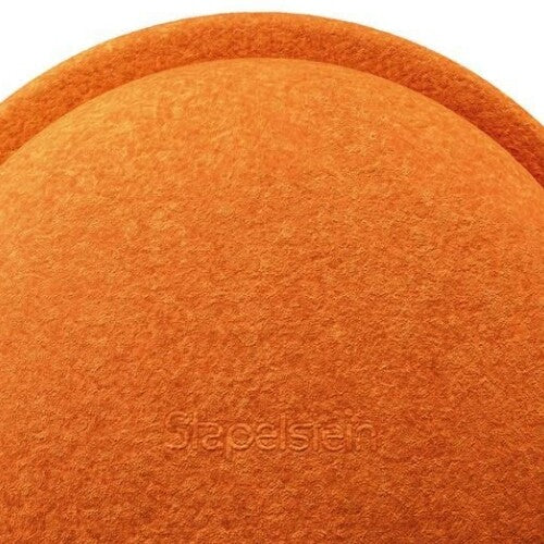 Detail van het Stapelstein oranje speelelement met logo en textuur.