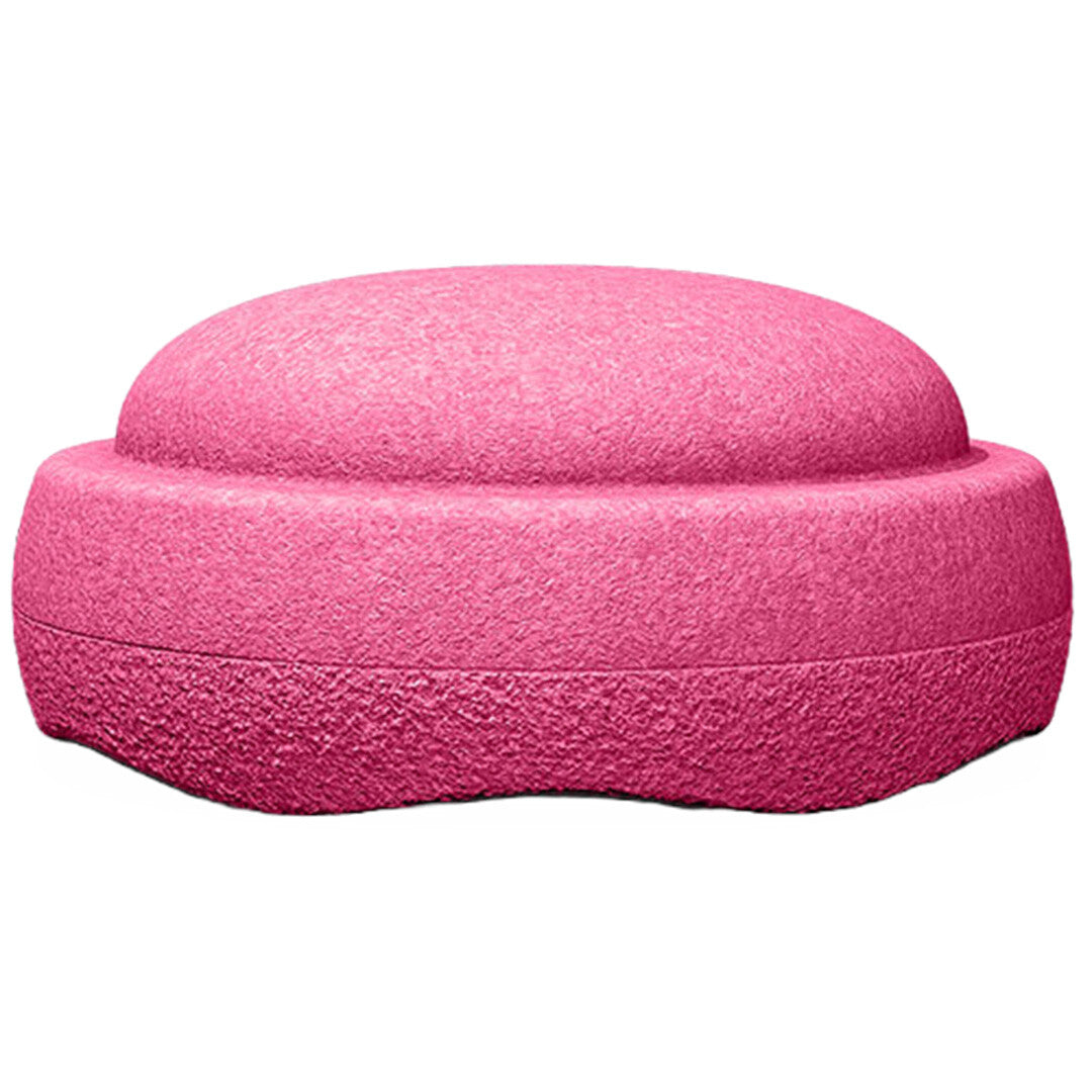 Stapelstein roze speelsteen met textuur, van de zijkant gefotografeerd.
