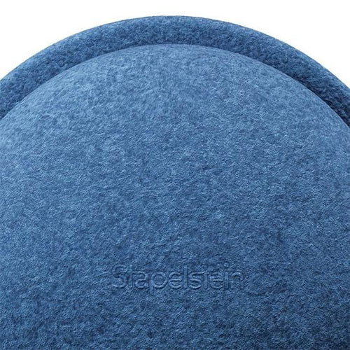 Detailfoto van een blauw Stapelstein speelgoed element met het ingedrukte Stapelstein logo.