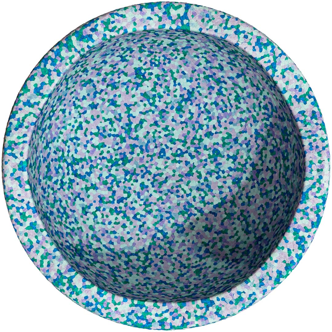 Een stapelstein bouwspeelgoed element met veelkleurig mozaïekpatroon, van bovenaf gefotografeerd.