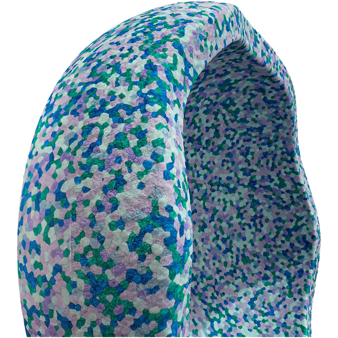Een detailopname van de gebogen vorm en het veelkleurige mozaïekpatroon van een stapelstein bouwspeelgoed element.