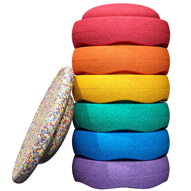 Stapelstein regenboog balance boards gestapeld met een confetti board ernaast.