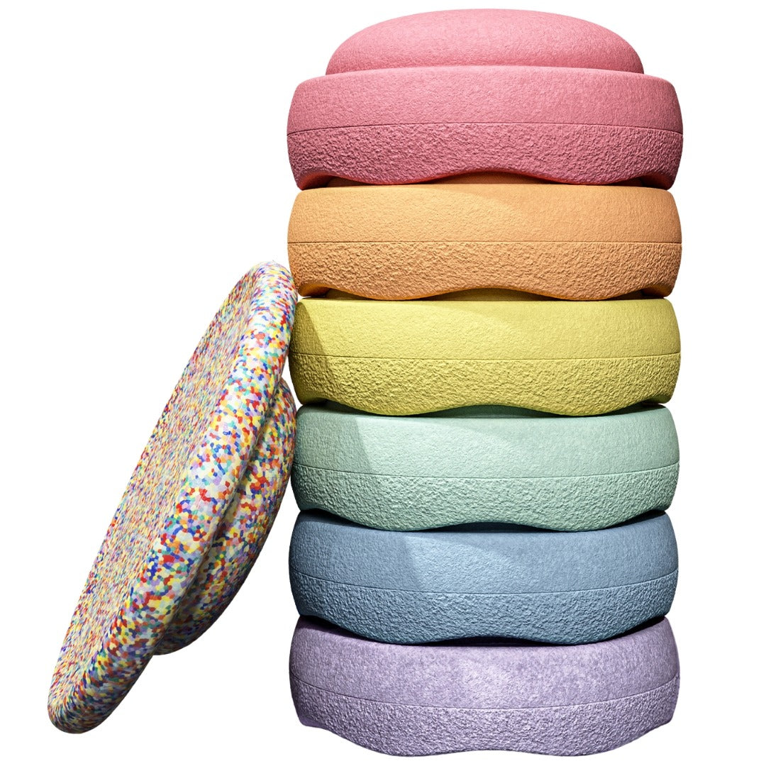 Stapelstein regenboog balance boards in pastelkleuren, met een confetti board ernaast.