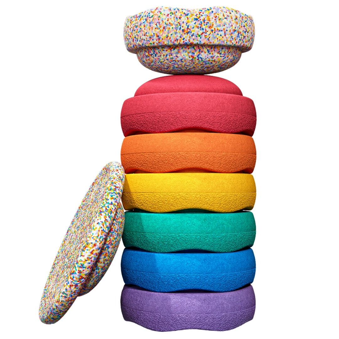 stapelstein stapelstenen in regenboogkleuren en confetti-patroon, gestapeld op een witte achtergrond.