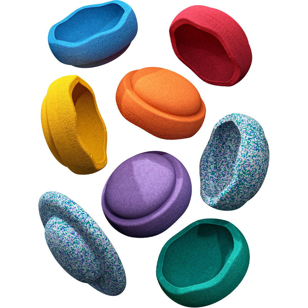 Acht losse stapelstein schuimrubberblokken in verschillende regenboogkleuren en gespikkelde patronen.