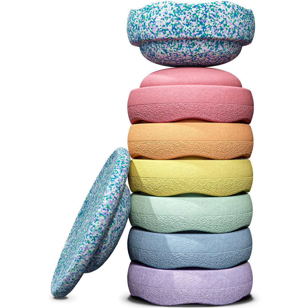 stapelstein stapelblokken in pastel regenboogkleuren, met een gespikkeld blok bovenaan en ernaast.