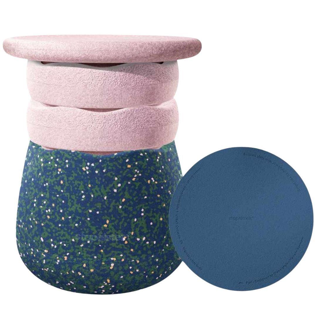 Stapelstein dynamic set met een donkerblauwe basis, drie roze ringen en een losse donkerblauwe mat.