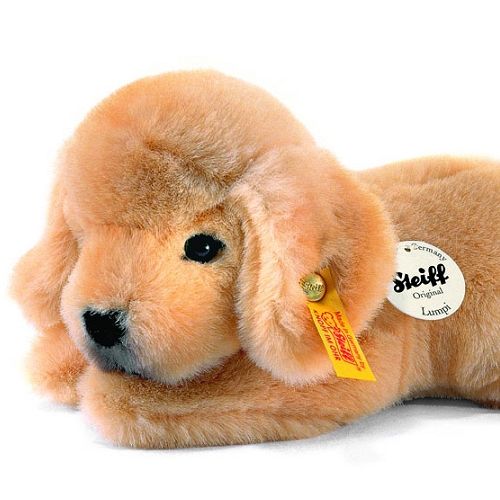 Detailfoto van de kop en voorpoten van de Steiff pluchen Golden Retriever hond.