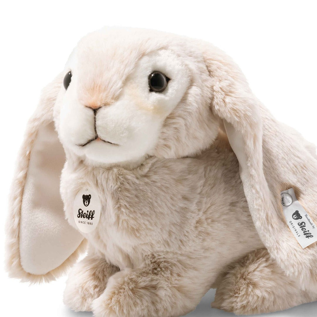 Steiff pluchen knuffelkonijn met beige vacht en hangoren, van dichtbij gefotografeerd.