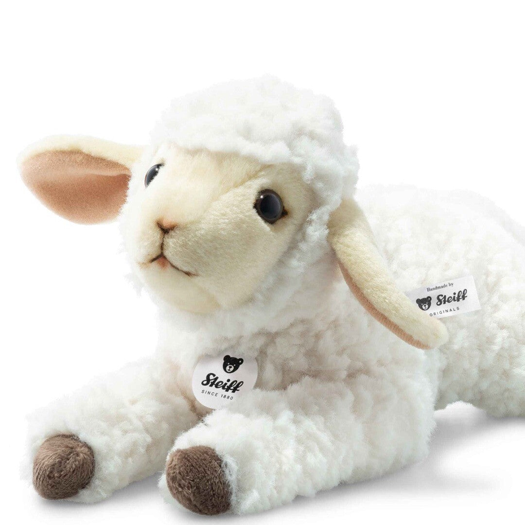 Steiff wit pluchen lammetje Boecky, van dichterbij gefotografeerd.