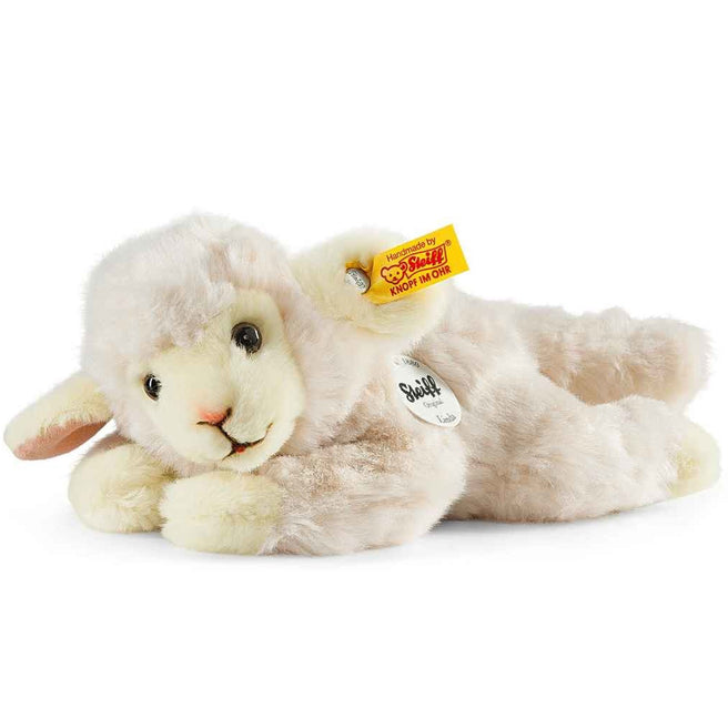 Steiff pluchen babyspeelgoed lam Linda, liggend op een witte achtergrond.