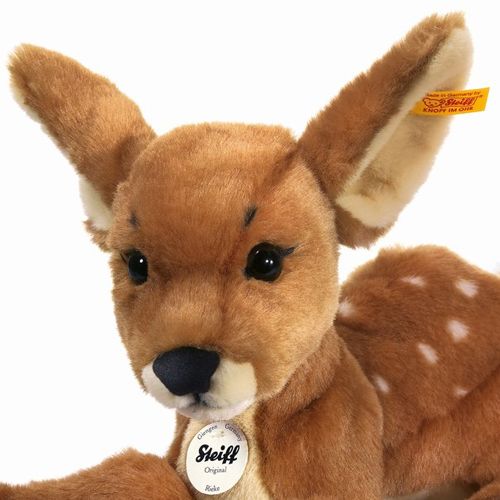 Detailfoto van de kop en borst van de Steiff Rieke fawn pluchen speelgoed.