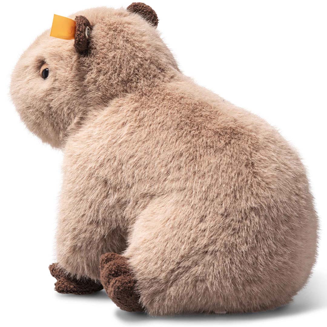Steiff knuffel capibara, beige en bruin, schuin van achteren gefotografeerd.