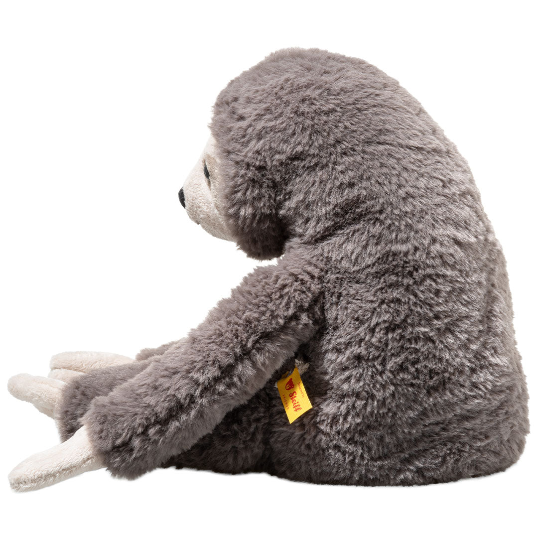 Steiff knuffelluiaard Sanny, zittend en van de zijkant gefotografeerd.