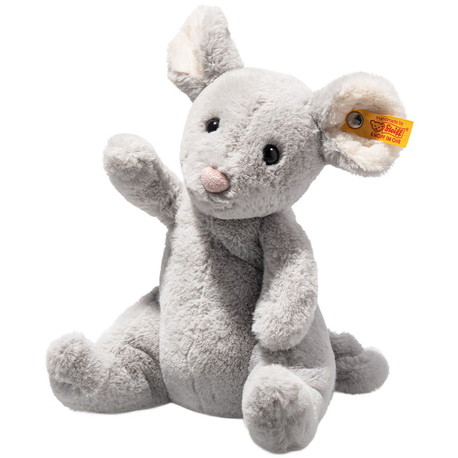 Steiff knuffelmuisje Cheesy, grijs, zit met een pootje omhoog op een witte achtergrond.