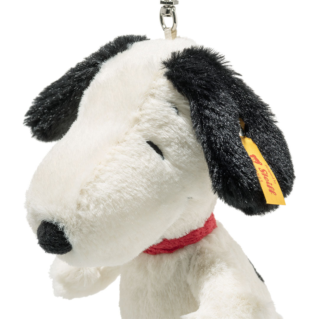 Detailfoto van de kop van de Steiff Snoopy pluchen sleutelhanger met rode halsband.
