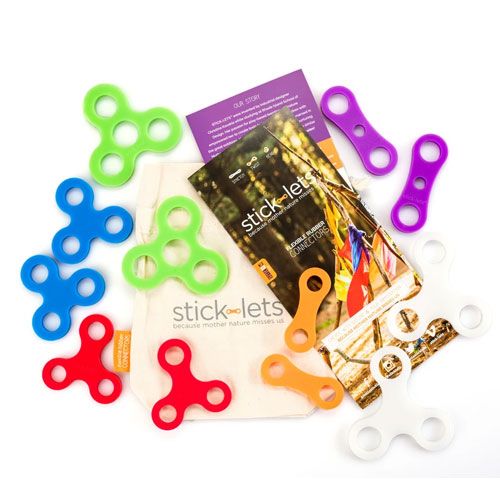 stick-lets bouwsetspeelgoed met veelkleurige siliconen connectors en een katoenen opbergzak.