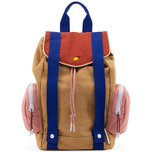 sticky lemon kinderrugzak in beige met blauwe banden, rode flap en roze zijvakken, met een geborduurde citroen.
