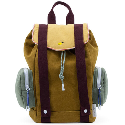 Sticky Lemon kinderrugzak in khaki groen met gele flap en twee groene zijvakken, van voren gezien.