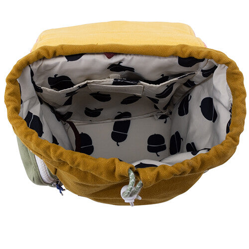 Bovenaanzicht van de Sticky Lemon kinderrugzak met open hoofdvak en een binnenvoering met eikelpatroon.