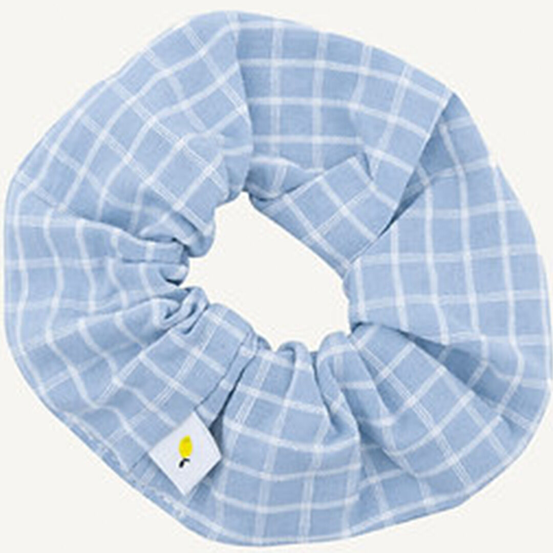 Sticky Lemon scrunchie voor kinderen met een blauw-wit geruit patroon.