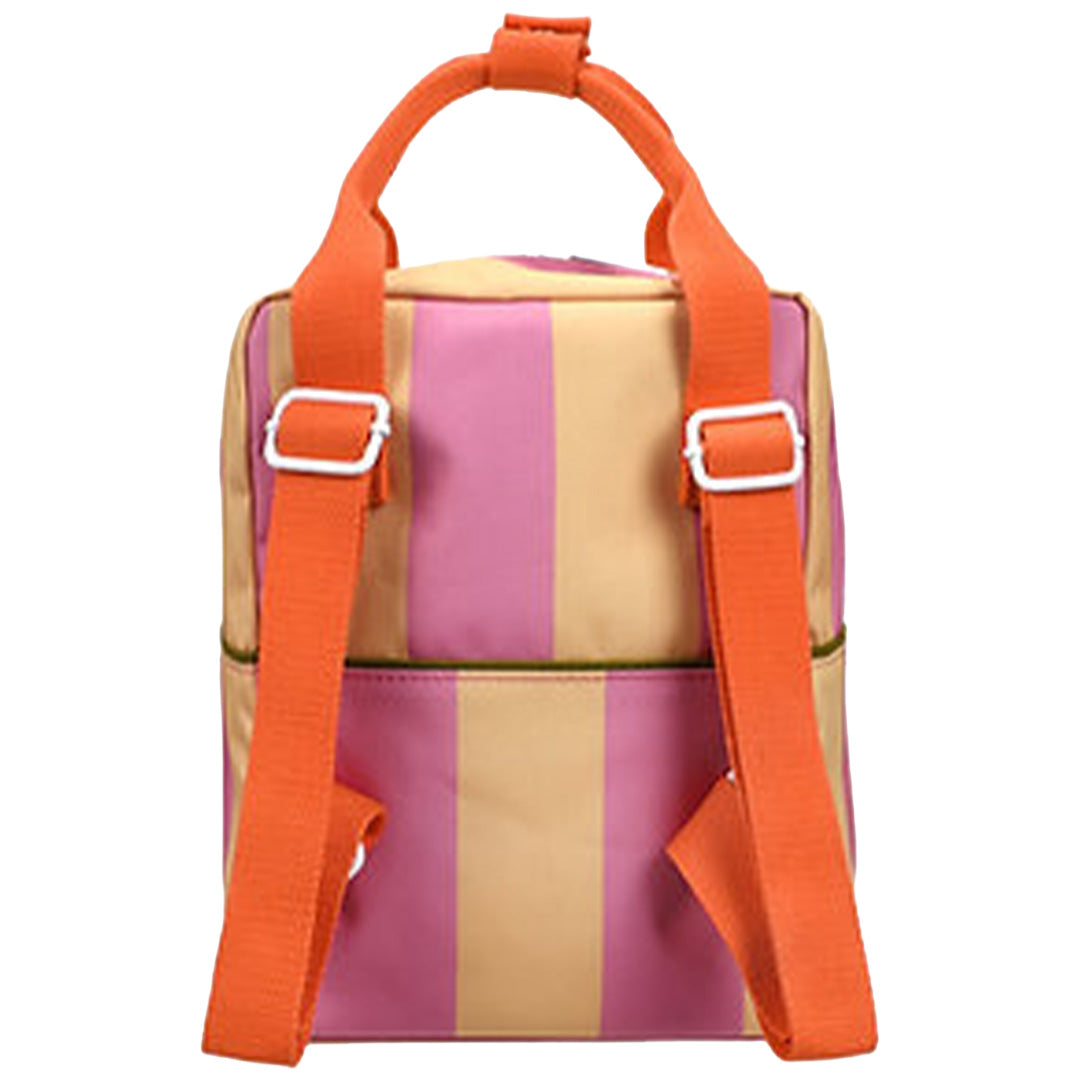 Sticky Lemon peuterrugzak met roze en beige strepen en oranje schouderbanden, van achteren gezien.