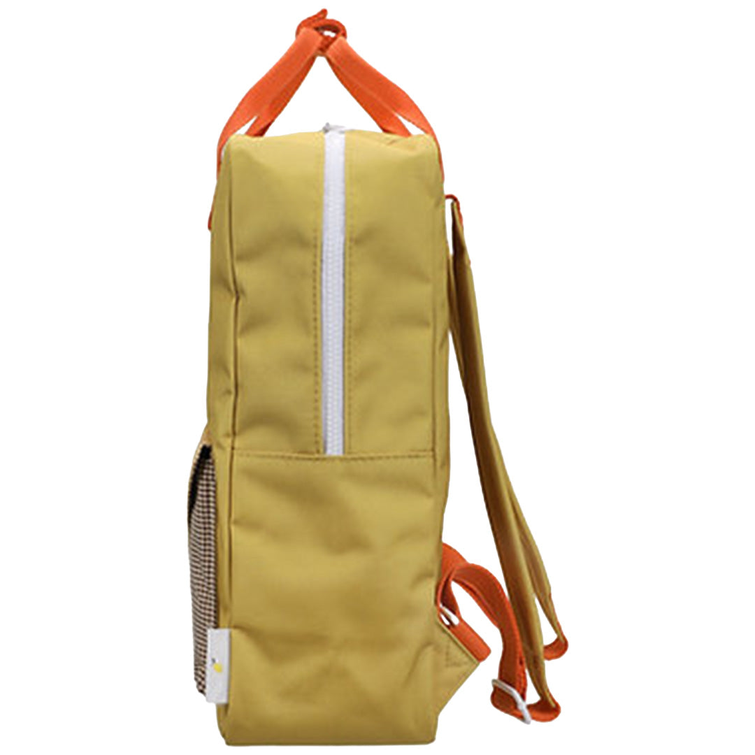 Zijaanzicht van de Sticky Lemon schoolrugzak in bookworm green met oranje schouderbanden en een witte rits.