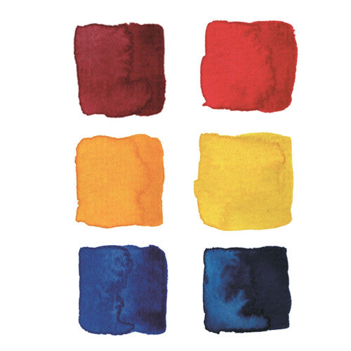 Zes vierkante kleurstaaltjes van aquarelverf in rood-, oranje-, geel- en blauwtinten.